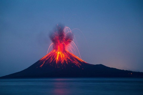 "Alerta de Evacuação Emitido na Indonésia Após Erupção do Vulcão com Risco de Colapso Marítimo"