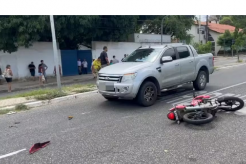 JOVEM MORRE E OUTRO FICA FERIDO EM ACIDENTE  ENTRE CARRO E MOTO NA ZONA SUL DE TERESINA.