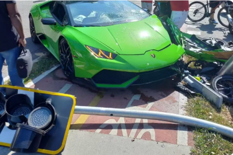 VÍDEO: AO  PERSEGUIR LADRÃO MOTORISTA DE  LAMBORGHINI COLIDE COM POSTE E MOTO APÓS TER  ROLEX ROUBADO EM SP.