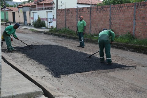 PREFEITURA DE TIMON REFORÇA AÇÕES DE TAPA-BURACOS PARA REDUZIR IMPACTOS DAS CHUVAS.