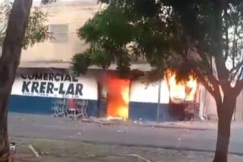 INCÊNDIO CAUSA EXPLOSÕES E DESTRÓI COMERCIO NA ZONA LESTE DE TERESINA.