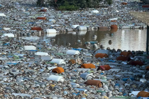 UM IMENSO MAR DE BOTIJÕES DE GÁS É VISTO NA INUNDAÇÃO EM PORTO ALEGRE.