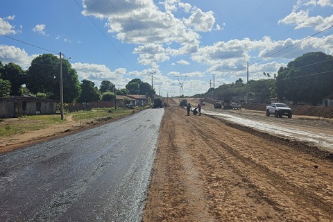 PREFEITURA DE TIMON INICIA APLICAÇÃO DE CAMADA ASFÁLTICA NA AVENIDA COHEB.