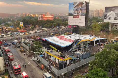 OUTDOOR GIGANTE DESPENCA EM MUMBAI DEIXANDO 8 MORTOS E 40 PRESOS EM FERRAGENS.