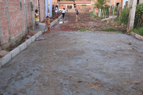 POPULAÇÃO COMEMORA A CHEGADA DE PAVIMENTAÇÃO EM VÁRIOS BAIRROS DE TIMON.